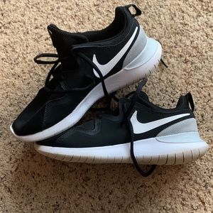 Black Nike tennis shoes